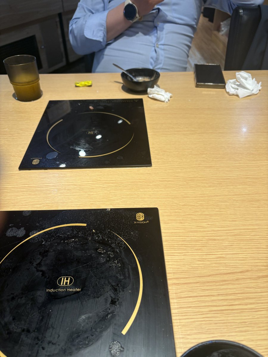asakl2001's tweet photo. 他說：昨天沒有過的，今天幫妳補回來。
他說：最喜歡被妳吃到都快射出來。
今天我把他的套房門口打開，讓大家都可以聽到我的羞恥聲。也讓大家聽到了我被掐脖子的嗚咽聲。
P.S 原來被掐脖子是這種驚恐的感覺 https://t.co/v6oeo14U8c