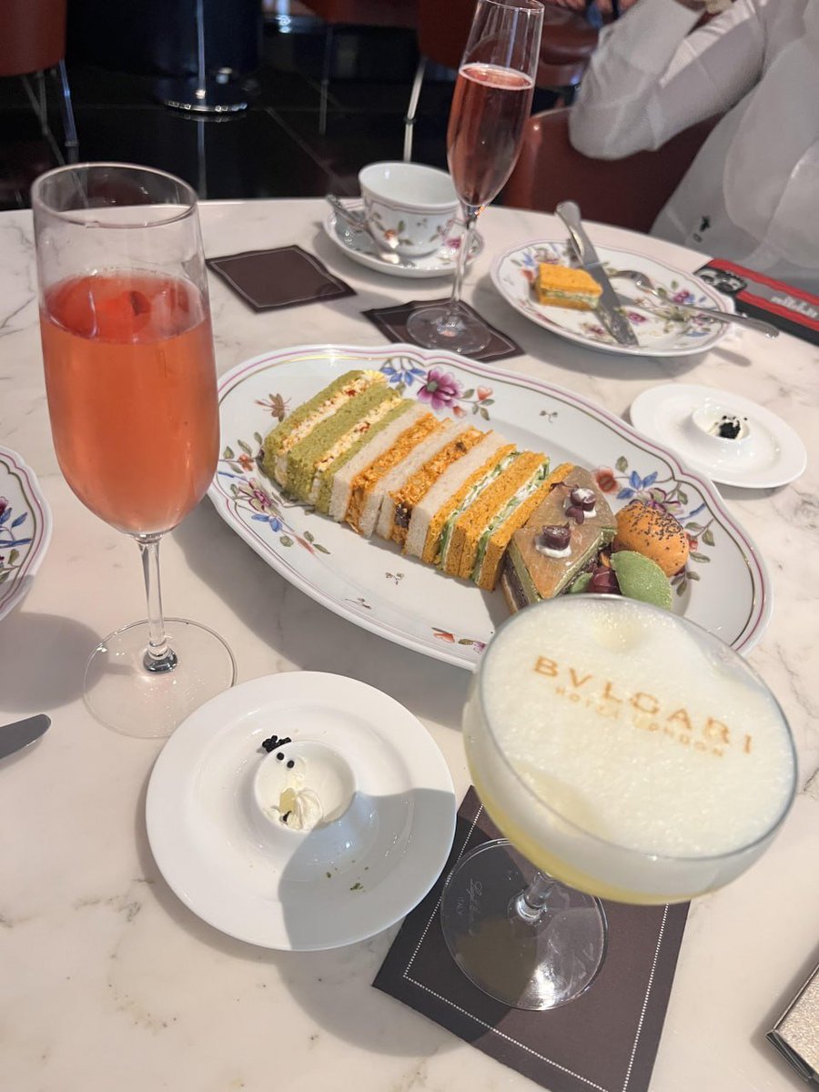 Angela75447's tweet photo. Enjoy London afternoon tea https://t.co/TriCFaop9u
