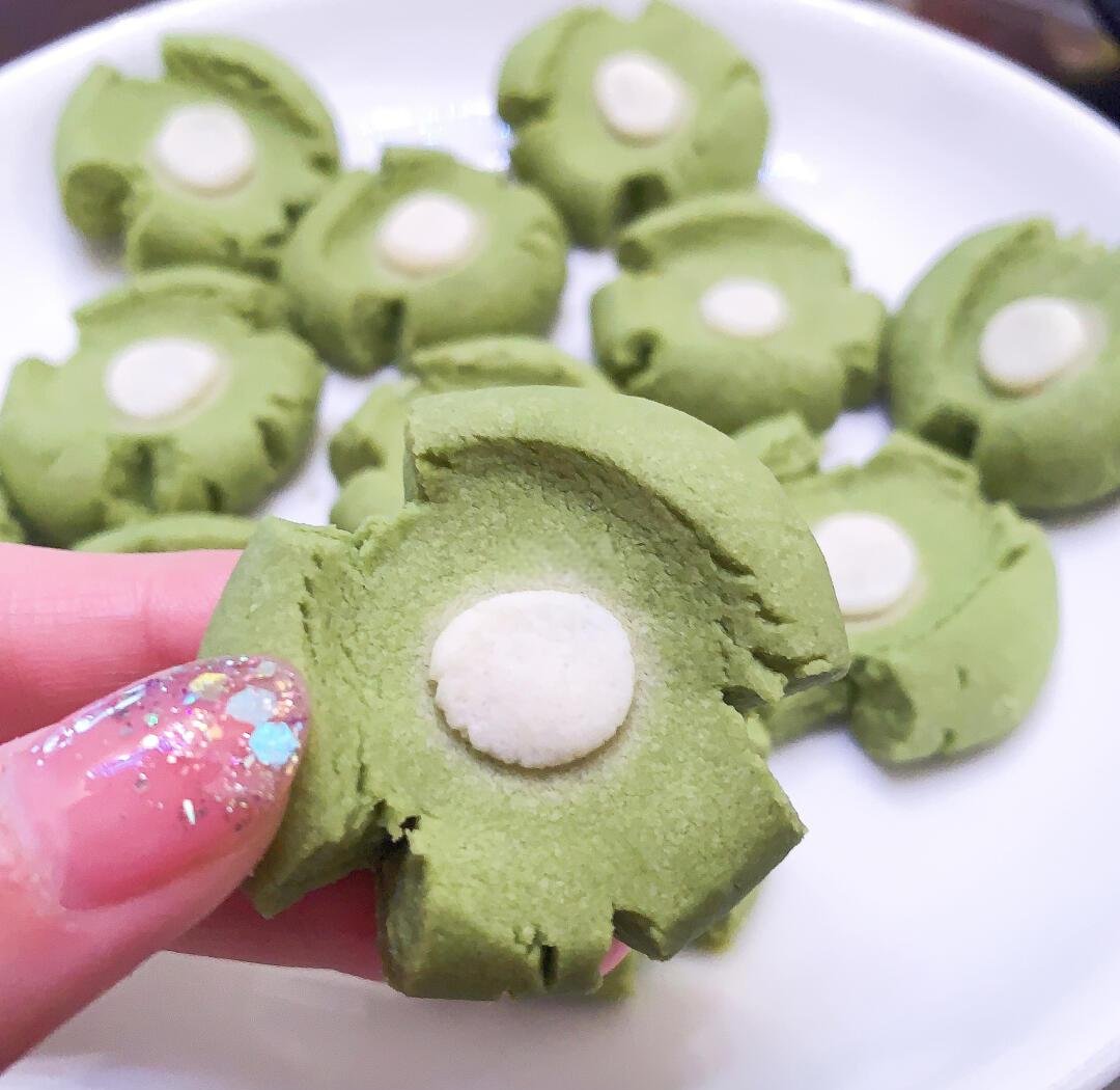 ExtRoman's tweet photo. Just grabbed these chewy matcha cookies from my favorite snack shop!  Sharing half with my roommate—snacks taste 10x better when split with a pal. Who’s your go-to snack buddy https://t.co/1jyOhx2y8a