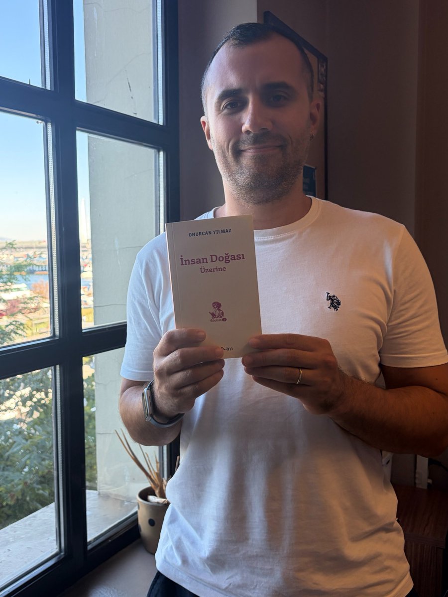 _onurcanyilmaz's tweet photo. Birkaç yıldır üzerinde çalıştığım kitabım "İnsan Doğası Üzerine: Ahlaktan İşbirliğine, İnançtan Özgürlüğe" @AkademimKitap'tan çıktı.

Çıkış noktası basit bir itiraz: insan doğası tartışmaları çoğu zaman iki uca sıkışıyor; ya her şeyi genlere ya da her şeyi kültüre yazıyoruz. Oysa:

"Genler mi, kültür mü?" yanlış sorudur; asıl mesele ikisinin birbirini nasıl dönüştürdüğüdür.

Kitabın temel tezi burada: insan doğası sabit bir öz değil, biyolojik sınırlar ile kültürel imkanlar arasında biçimlenen dinamik bir tasarım alanıdır.

Bu çerçeveyi ahlak, zeka, inanç ve iş birliğinin köklerinden yapay zeka, otoriterleşme, iklim krizi ve özgürlük gibi bugünün meselelerine taşıyorum. Çünkü:

Avcı-toplayıcı geçmişte biçimlenmiş zihinlerle Uzay Çağı'nın sorunlarını ancak kültürel yenilikle çözebiliriz.

Aynı insan doğası hem duvar hem de köprü kurabilir; hangisinin açığa çıkacağını kültür ve kurumlar belirler.

Ve nihayetinde: Yanlış bir insan teşhisi yanlış bir toplum tasarımı getirir.

Bu yüzden, günümüzün ve geleceğin sorunlarını çözmek için insan doğasını reddetmeye değil, ona uygun kültürel çözümler peşinde koşmaya ihtiyacımız var.

Satın almak isterseniz, şu an Amazon üzerinden indirimli satışta: https://t.co/GSm369QiP9 

Kitapla ilgili ayrıntılı bilgi için: https://t.co/42q7tY4NwO