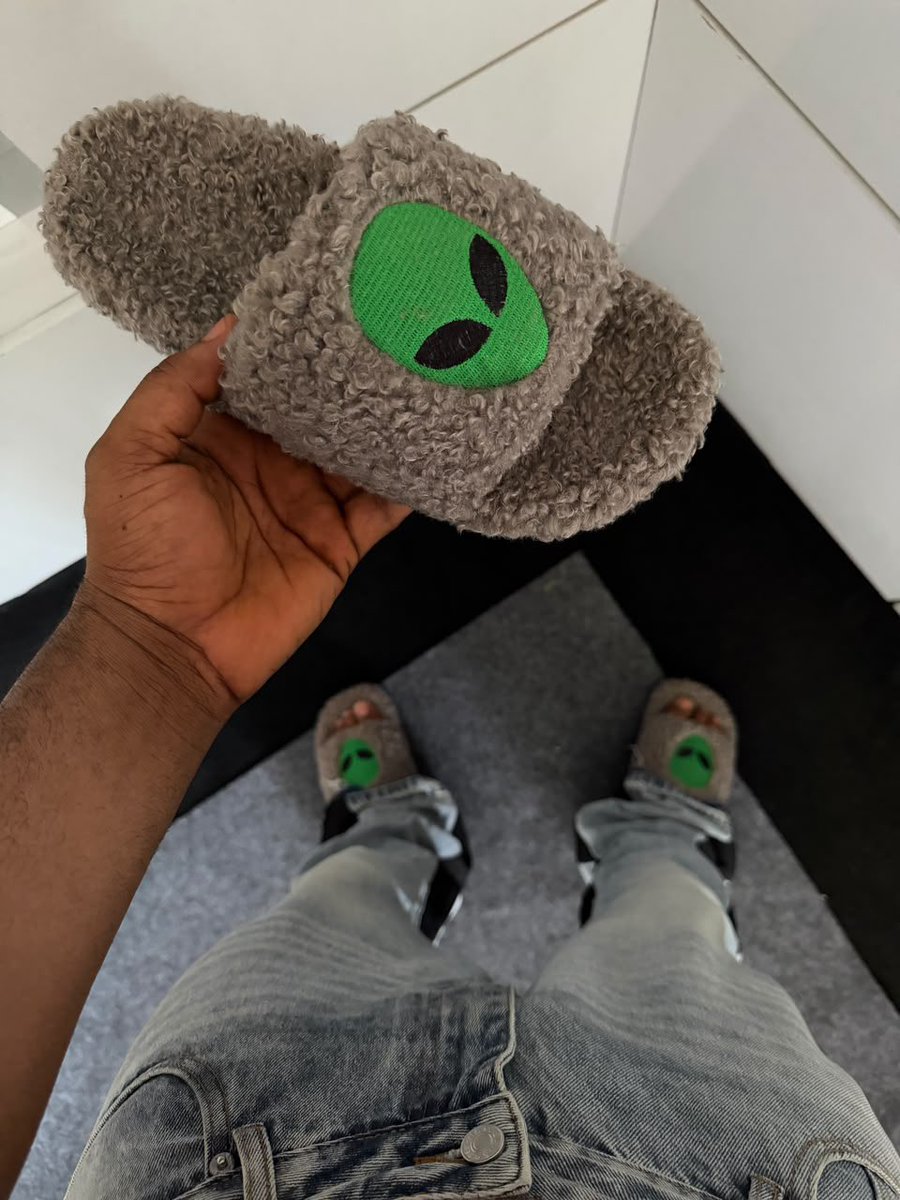 yakido_0's tweet photo. NEWLY RELEASED BALENCIAGA FURRY SLIDDERS  NOW AVAILABLE  IN STORE 🏷️N74K https://t.co/ERwJBgvoDn