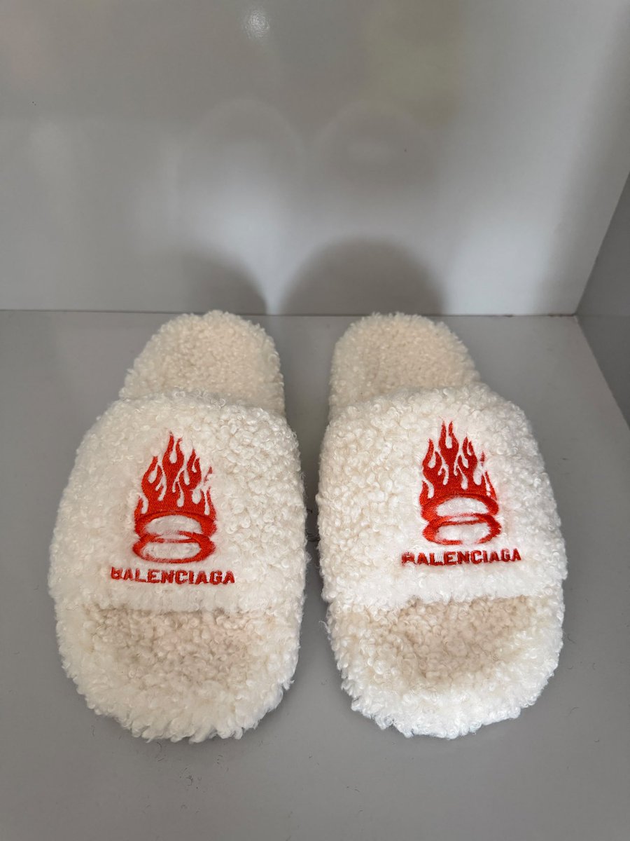 yakido_0's tweet photo. NEWLY RELEASED BALENCIAGA FURRY SLIDDERS  NOW AVAILABLE  IN STORE 🏷️N74K https://t.co/ERwJBgvoDn
