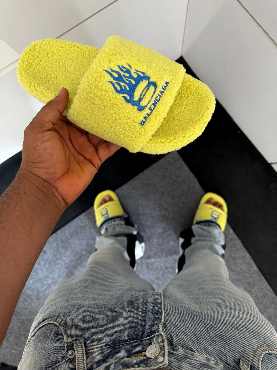 yakido_0's tweet photo. NEWLY RELEASED BALENCIAGA FURRY SLIDDERS  NOW AVAILABLE  IN STORE 🏷️N74K https://t.co/ERwJBgvoDn