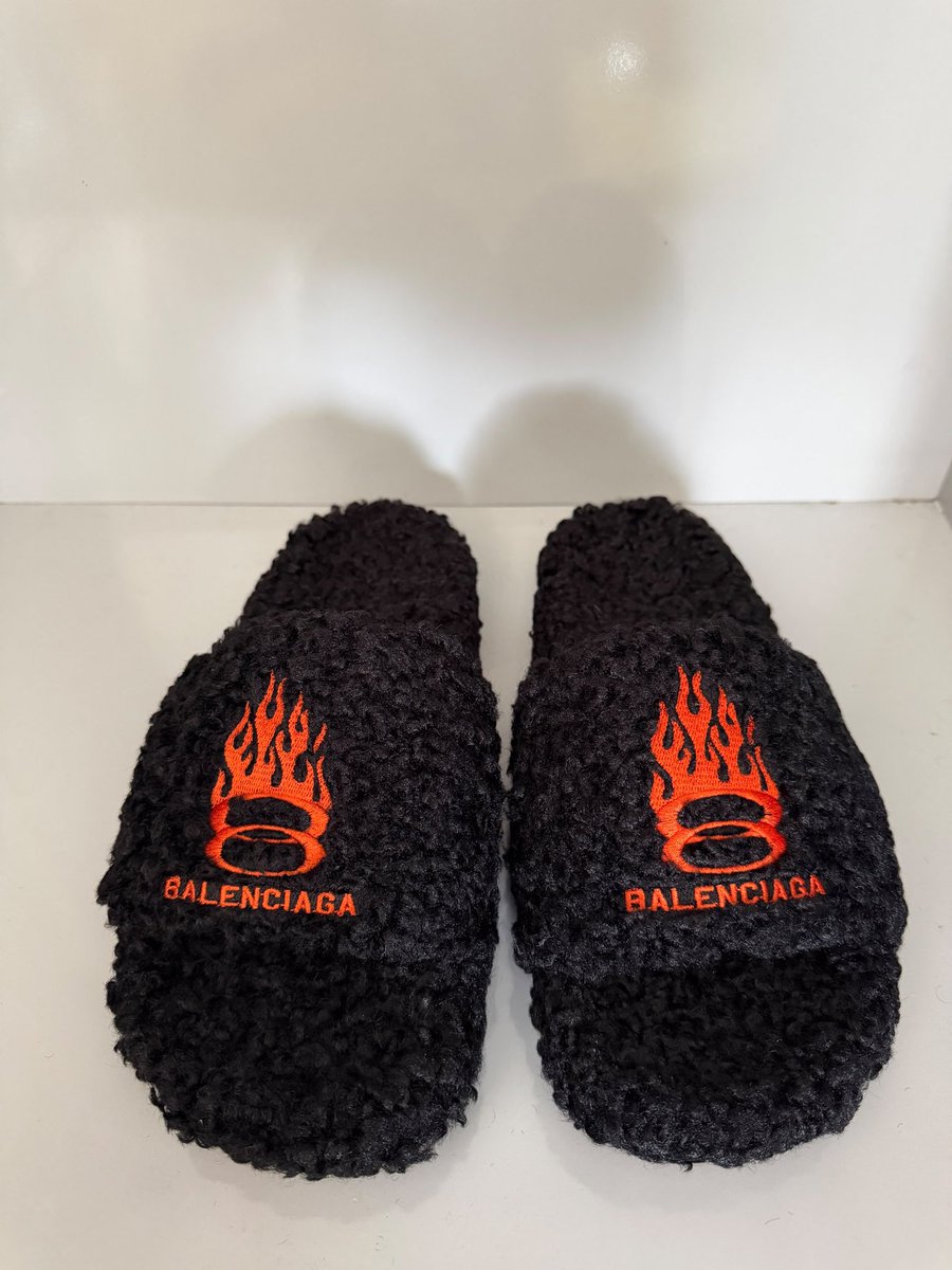 yakido_0's tweet photo. NEWLY RELEASED BALENCIAGA FURRY SLIDDERS  NOW AVAILABLE  IN STORE 🏷️N74K https://t.co/ERwJBgvoDn