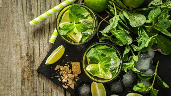 haevenova's tweet photo. [Craving a cozy summer pick-me-up Whip up iced matcha latte in 2 mins: steep matcha powder, shake with ice u0026 oat milk. Refreshing, creamy u0026 zero sugar!]， https://t.co/QjOQnntgv5