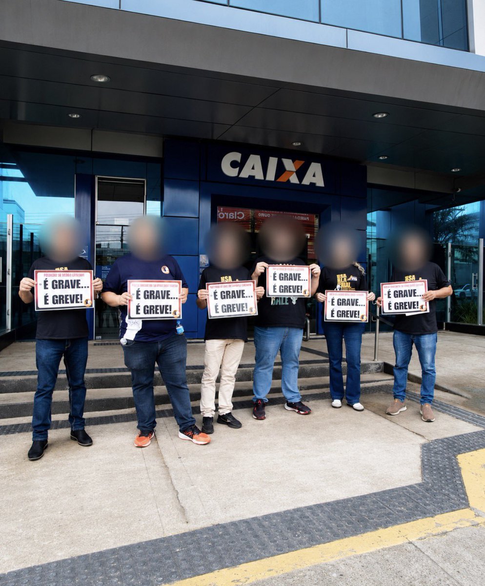 fofoquei's tweet photo. A LUTA DA CLASSE TRABALHADORA SEGUE VIVA! ✊🇧🇷 Funcionários de todos os bancos do país se recusam a trabalhar nessa quinta-feira e iniciam GREVE GERAL após bancos que faturam bilhões anualmente negarem ajustes nos direitos trabalhistas. https://t.co/H5Kw5Jlh31