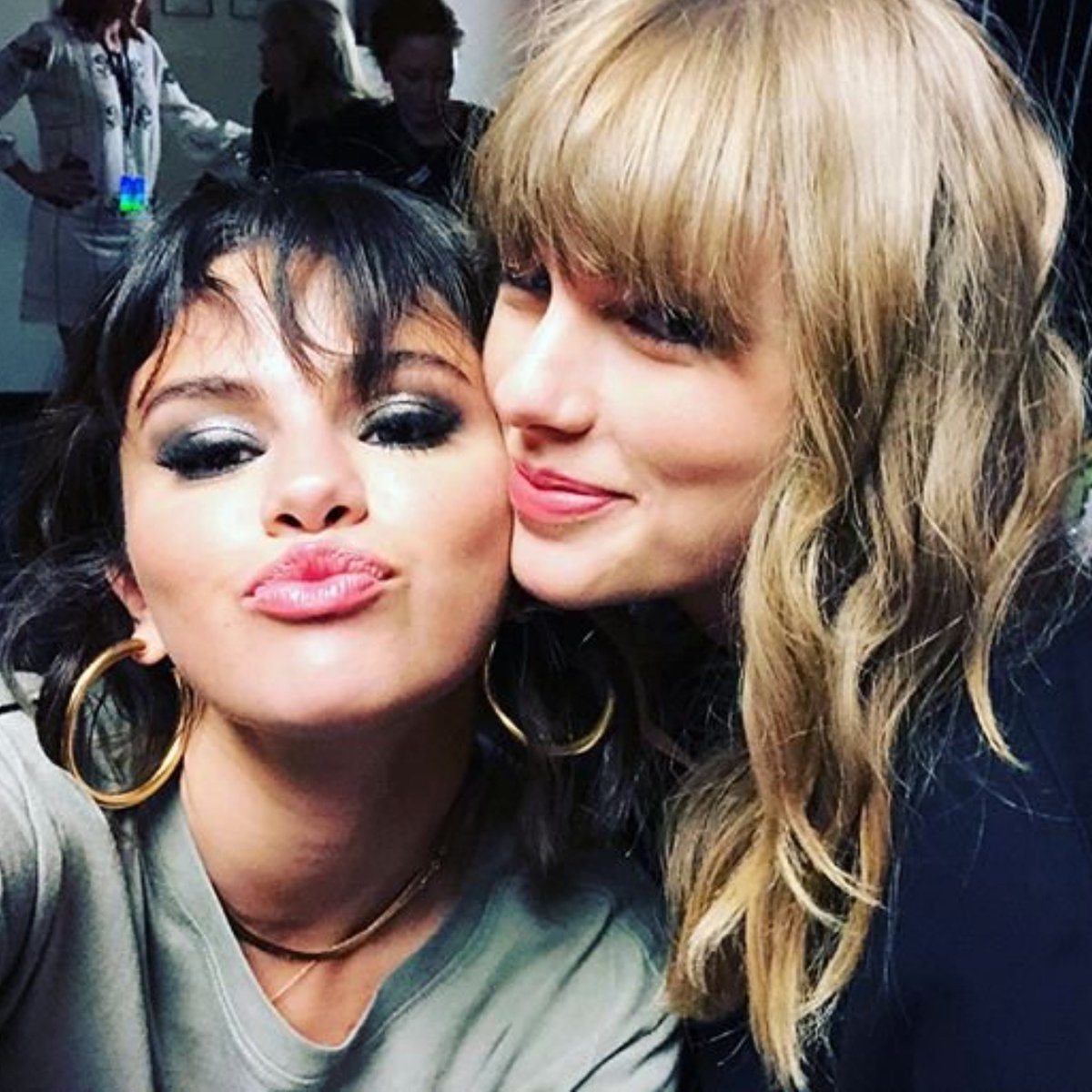 updatecultura's tweet photo. Taylor Swift e Selena Gomez planejaram ficar GRÁVIDAS no mesmo período, segundo o Daily Mail: 

“Taylor e Selena concordaram que que querem ter seus bebês o mais próximo possível em termos de idade, para que possam criá-los juntas. Elas basicamente fizeram um pacto de que serão madrinhas dos filhos uma da outra.”