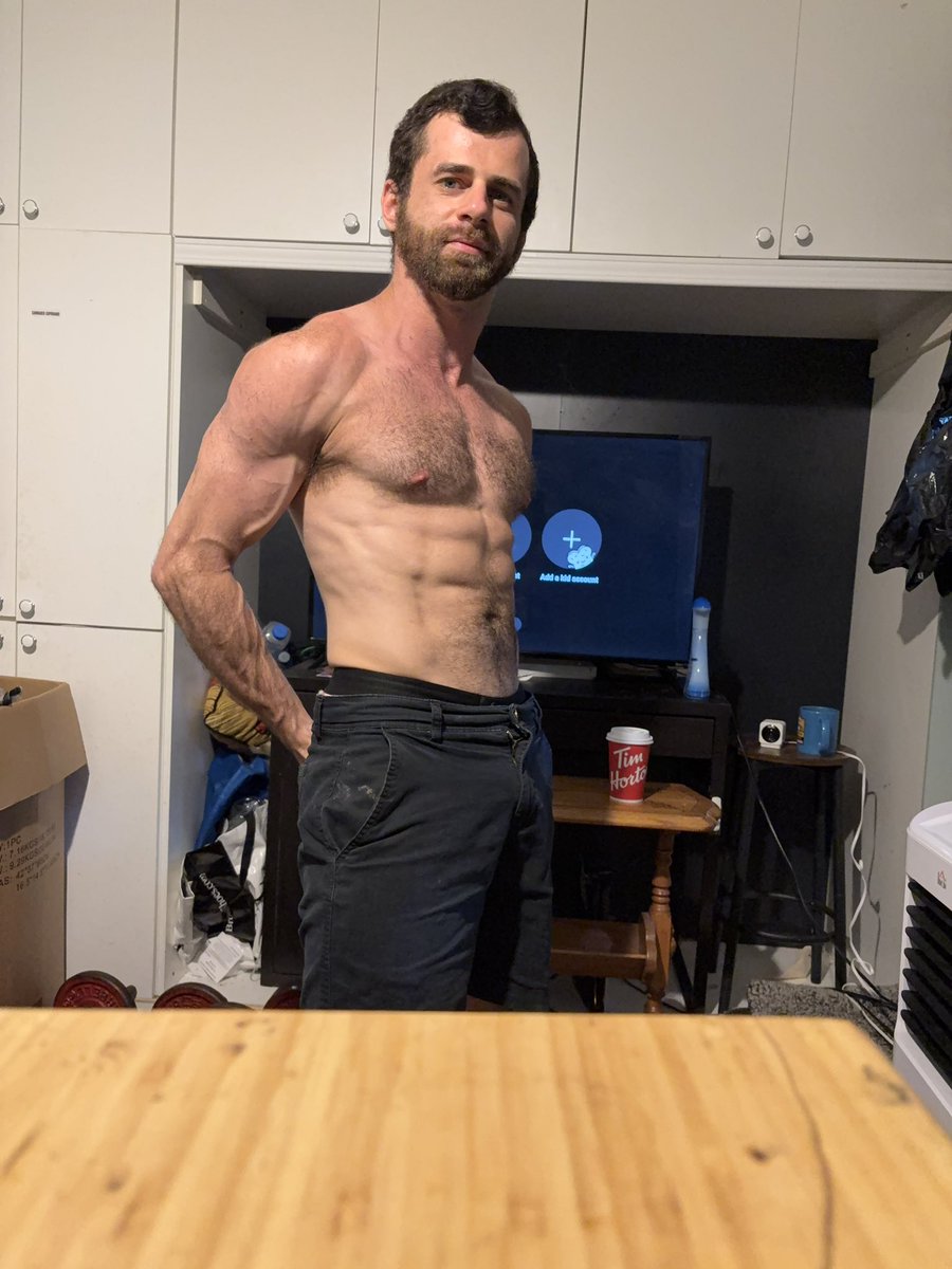 maxxatron's tweet photo. It do be flex Friday! And not to toot my own horn but my bicep veins look ridiculous 🤷🏻‍♂️
#fitness #flex #bicep #abs #selfie #neat https://t.co/EnrCafFWcM