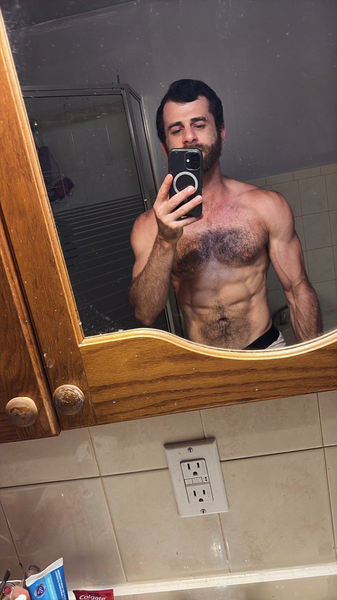 maxxatron's tweet photo. It do be flex Friday! And not to toot my own horn but my bicep veins look ridiculous 🤷🏻‍♂️
#fitness #flex #bicep #abs #selfie #neat https://t.co/EnrCafFWcM