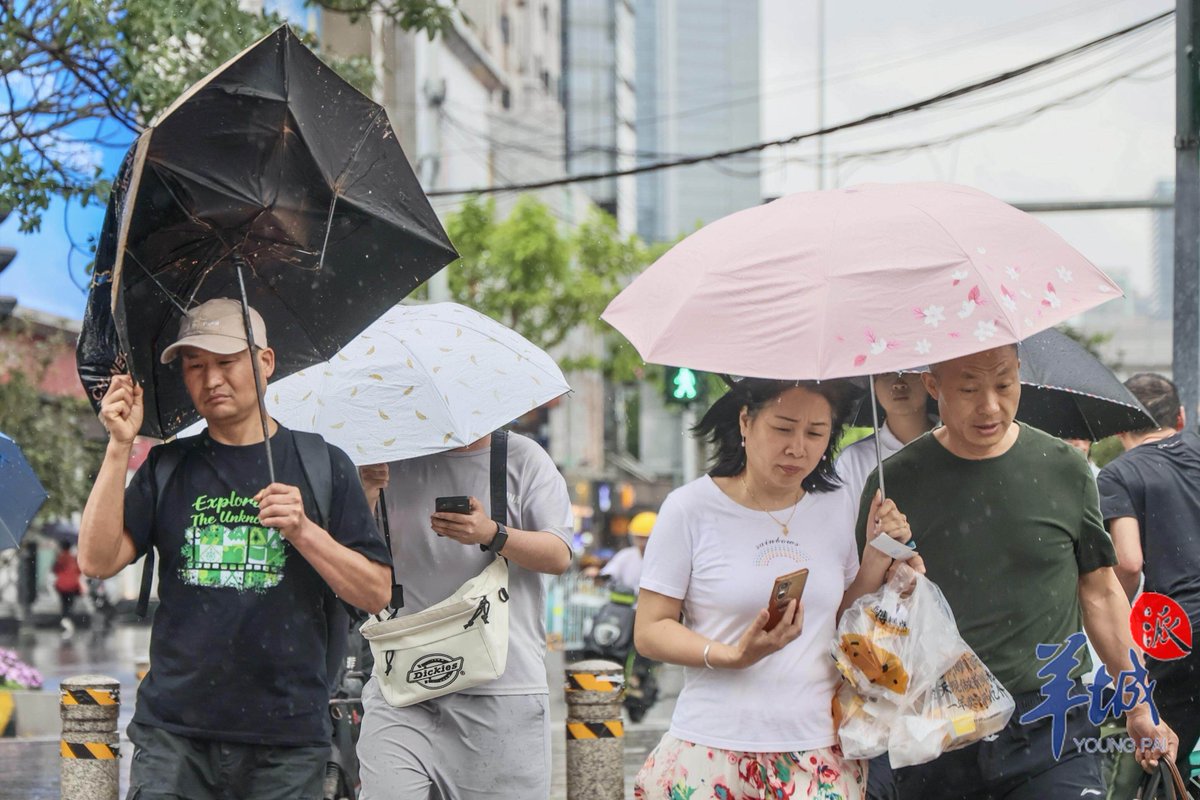 MariaPa10595995's tweet photo. Busy street corner, colorful umbrellas dotting the gray rainy day. A quick shot to catch the little warmth in the hustle. https://t.co/AxGJMf88mE