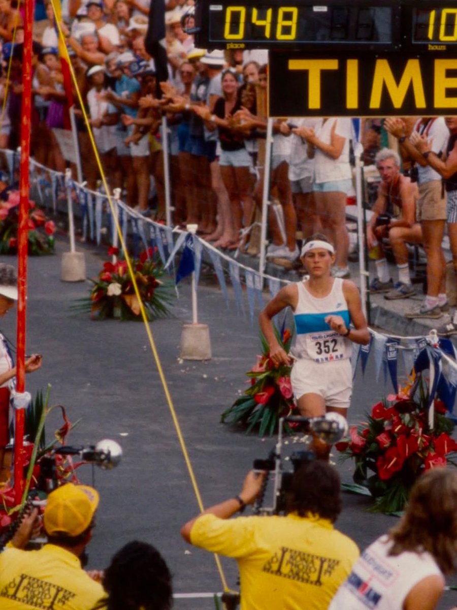 viewsfrance's tweet photo. L’Ironman dans les années 1980. 

Triathlon longue distance de référence, l’Ironman est devenu une discipline qui attire de plus en plus de personnes désireuses de se dépasser physiquement. Avec ses 3,8 km de nage suivis de 180 km de vélo et d’un marathon, l’épreuve a vu le jour à Hawaï. 

Aujourd’hui encore, les championnats du monde ont lieu à Kona dans l’archipel d’Hawaï. En 2025, 250 000 se sont inscrits à une course Ironman, aujourd’hui devenue une marque qui regroupe 148 courses. Parmi celles-ci, on retrouve la distance complète mais aussi le 70.3 ou Half Ironman qui représente la moitié de la distance phare. 

Crédits : Getty, ABC Sports