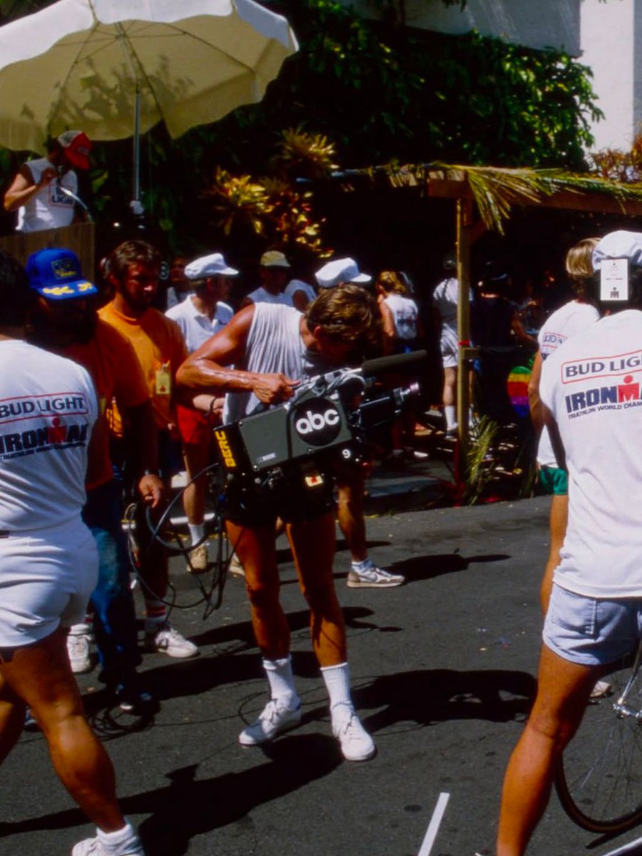 viewsfrance's tweet photo. L’Ironman dans les années 1980. 

Triathlon longue distance de référence, l’Ironman est devenu une discipline qui attire de plus en plus de personnes désireuses de se dépasser physiquement. Avec ses 3,8 km de nage suivis de 180 km de vélo et d’un marathon, l’épreuve a vu le jour à Hawaï. 

Aujourd’hui encore, les championnats du monde ont lieu à Kona dans l’archipel d’Hawaï. En 2025, 250 000 se sont inscrits à une course Ironman, aujourd’hui devenue une marque qui regroupe 148 courses. Parmi celles-ci, on retrouve la distance complète mais aussi le 70.3 ou Half Ironman qui représente la moitié de la distance phare. 

Crédits : Getty, ABC Sports