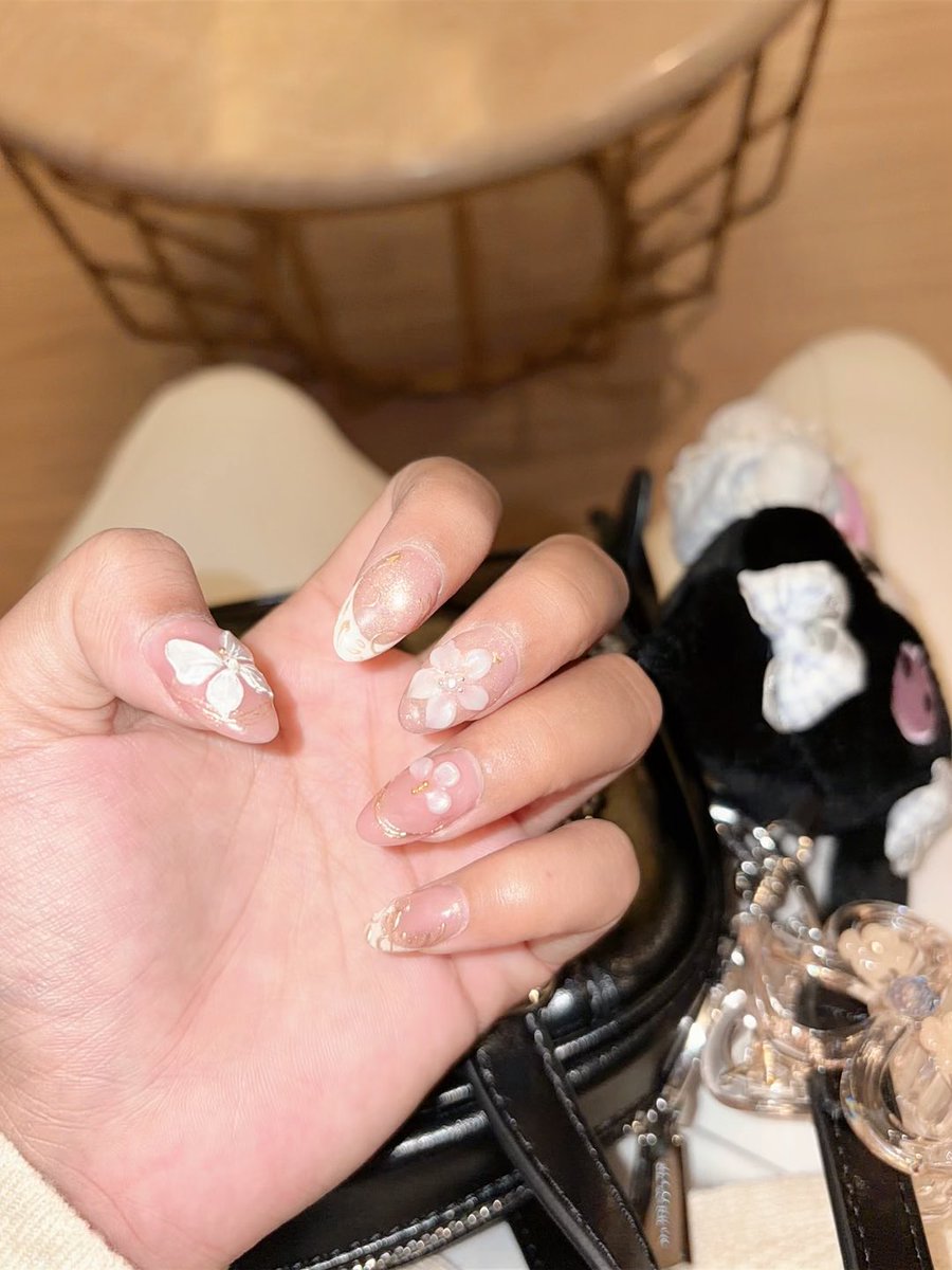 meunniz's tweet photo. kemana mana bawa anakku + pamer nailart gemeyy https://t.co/MDBsKUmozK