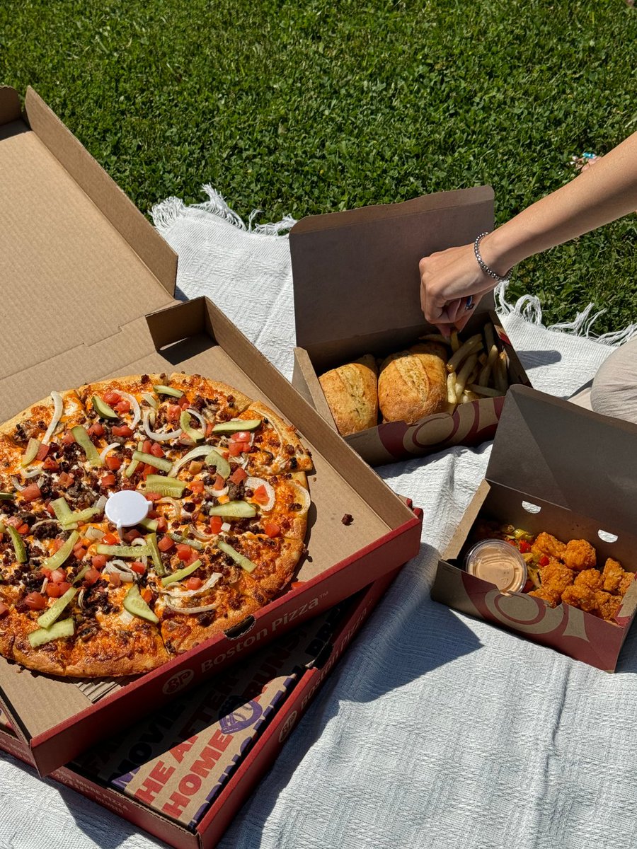 bostonpizza's tweet photo. current status: out of office and deep into a summer picnic 😌☀️
#Picnic #Takeout #SummerMenu https://t.co/x4L6Yts5V4
