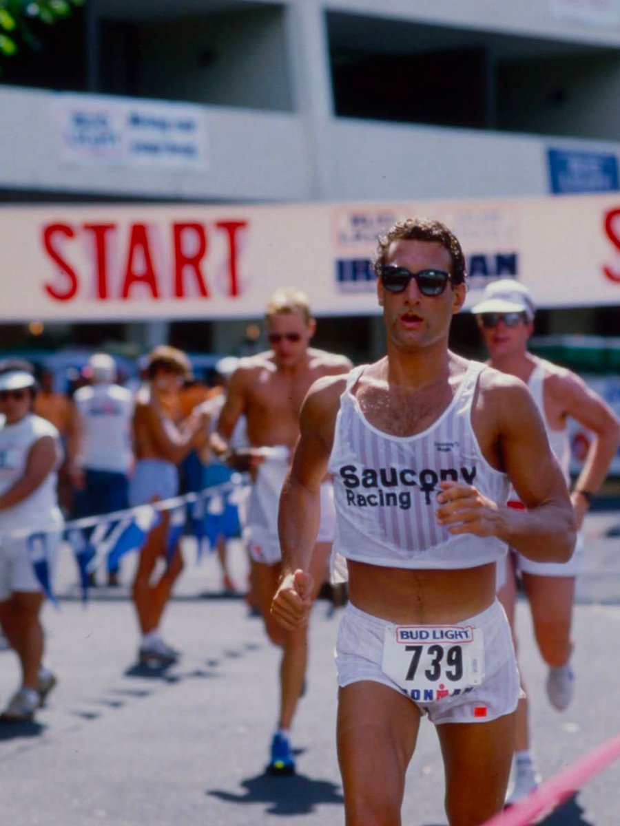 viewsfrance's tweet photo. L’Ironman dans les années 1980. 

Triathlon longue distance de référence, l’Ironman est devenu une discipline qui attire de plus en plus de personnes désireuses de se dépasser physiquement. Avec ses 3,8 km de nage suivis de 180 km de vélo et d’un marathon, l’épreuve a vu le jour à Hawaï. 

Aujourd’hui encore, les championnats du monde ont lieu à Kona dans l’archipel d’Hawaï. En 2025, 250 000 se sont inscrits à une course Ironman, aujourd’hui devenue une marque qui regroupe 148 courses. Parmi celles-ci, on retrouve la distance complète mais aussi le 70.3 ou Half Ironman qui représente la moitié de la distance phare. 

Crédits : Getty, ABC Sports