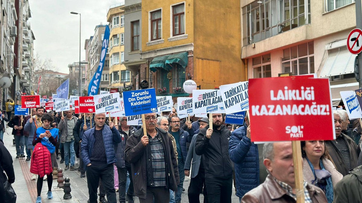 BirGun_Gazetesi's tweet photo. SOL Parti'den tarikat operasyonları açıklaması: 

"Siyasal İslamcı rejim, aynı zamanda bir tarikatlar iktidarıdır. Kamu kaynaklarıyla büyütülen tarikat ve cemaatler devletin bütün kademelerinde etkin hale gelmiş; yargıdan emniyete, eğitimden sağlığa kadar toplumun ve devletin çeşitli alanlarını kuşatmıştır"

https://t.co/u1vXVGwVRU