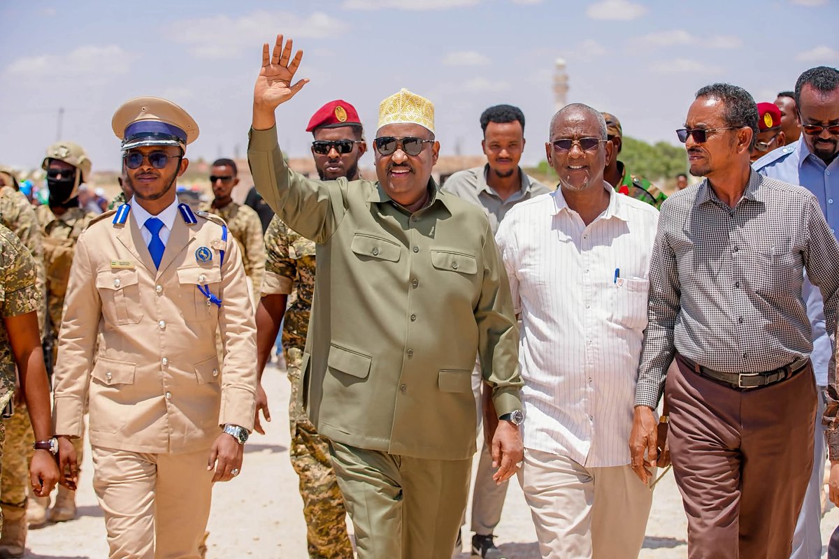 Plstatehouse's tweet photo. Madaxweynaha Dowladda Puntland Mudane @HESaidADeni , ayaa booqasho ku tegay deegaanka Heema ee degmada #Gaalkacyo , halkaasi oo uu kulan kula qaatay Culimaa’udiinka , Dhaqanka iyo maamulka deegaanka Heema. https://t.co/y5aDBX1U2Q