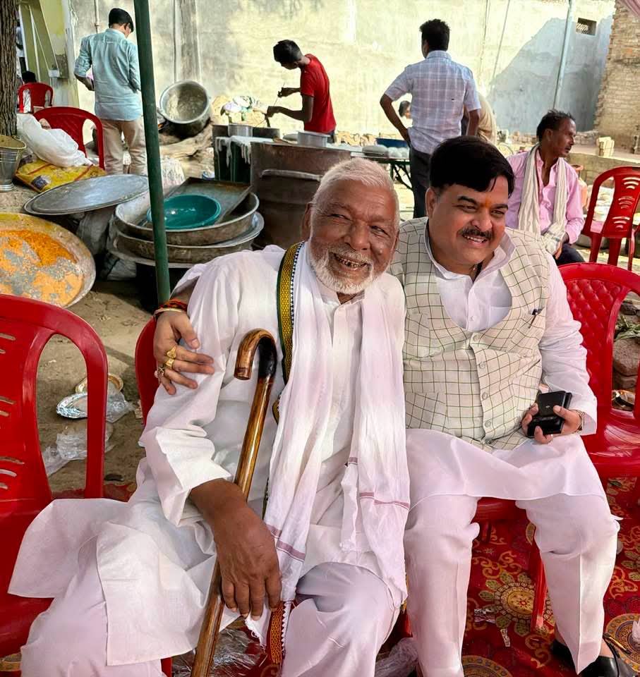 AnkitParihar9's tweet photo. परिवार क्षेत्र के हड़हा निवासी श्री शोबत शाह जी एवं बिहार निवासी श्री कल्लन शाह जी के यहाँ आयोजित मांगलिक कार्यक्रम में सम्मिलित होकर शुभकामनाएँ प्रेषित कीं।

साथ ही प्रिय युवा साथी अनस के नवीन व्यवसायिक प्रतिष्ठान “शाही स्वाद एवं फ़ास्ट फ़ूड कॉर्नर”, खरौली के शुभारम्भ पर उन्हें बधाई एवं उज्ज्वल भविष्य की शुभकामनाएँ दीं।

परिवारजनों की खुशियों में सहभागी होना सदैव सुखद अनुभव रहता है।
#166भगवंतनगर