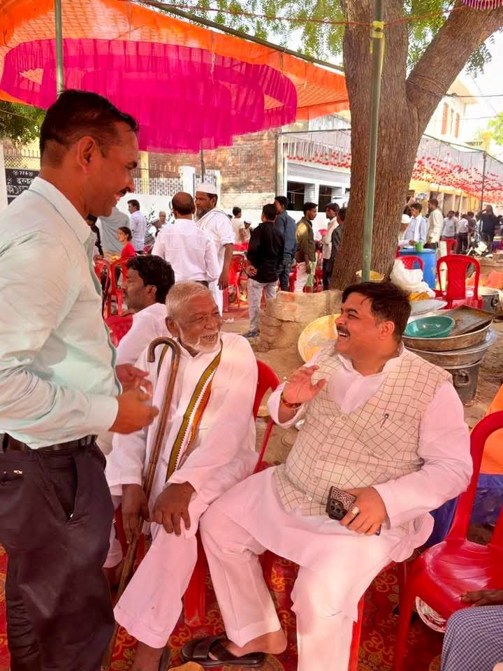AnkitParihar9's tweet photo. परिवार क्षेत्र के हड़हा निवासी श्री शोबत शाह जी एवं बिहार निवासी श्री कल्लन शाह जी के यहाँ आयोजित मांगलिक कार्यक्रम में सम्मिलित होकर शुभकामनाएँ प्रेषित कीं।

साथ ही प्रिय युवा साथी अनस के नवीन व्यवसायिक प्रतिष्ठान “शाही स्वाद एवं फ़ास्ट फ़ूड कॉर्नर”, खरौली के शुभारम्भ पर उन्हें बधाई एवं उज्ज्वल भविष्य की शुभकामनाएँ दीं।

परिवारजनों की खुशियों में सहभागी होना सदैव सुखद अनुभव रहता है।
#166भगवंतनगर