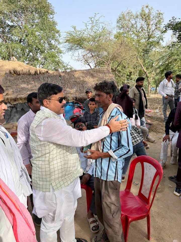 AnkitParihar9's tweet photo. परिवार क्षेत्र के हड़हा निवासी श्री शोबत शाह जी एवं बिहार निवासी श्री कल्लन शाह जी के यहाँ आयोजित मांगलिक कार्यक्रम में सम्मिलित होकर शुभकामनाएँ प्रेषित कीं।

साथ ही प्रिय युवा साथी अनस के नवीन व्यवसायिक प्रतिष्ठान “शाही स्वाद एवं फ़ास्ट फ़ूड कॉर्नर”, खरौली के शुभारम्भ पर उन्हें बधाई एवं उज्ज्वल भविष्य की शुभकामनाएँ दीं।

परिवारजनों की खुशियों में सहभागी होना सदैव सुखद अनुभव रहता है।
#166भगवंतनगर