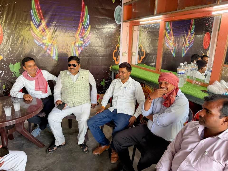 AnkitParihar9's tweet photo. परिवार क्षेत्र के हड़हा निवासी श्री शोबत शाह जी एवं बिहार निवासी श्री कल्लन शाह जी के यहाँ आयोजित मांगलिक कार्यक्रम में सम्मिलित होकर शुभकामनाएँ प्रेषित कीं।

साथ ही प्रिय युवा साथी अनस के नवीन व्यवसायिक प्रतिष्ठान “शाही स्वाद एवं फ़ास्ट फ़ूड कॉर्नर”, खरौली के शुभारम्भ पर उन्हें बधाई एवं उज्ज्वल भविष्य की शुभकामनाएँ दीं।

परिवारजनों की खुशियों में सहभागी होना सदैव सुखद अनुभव रहता है।
#166भगवंतनगर