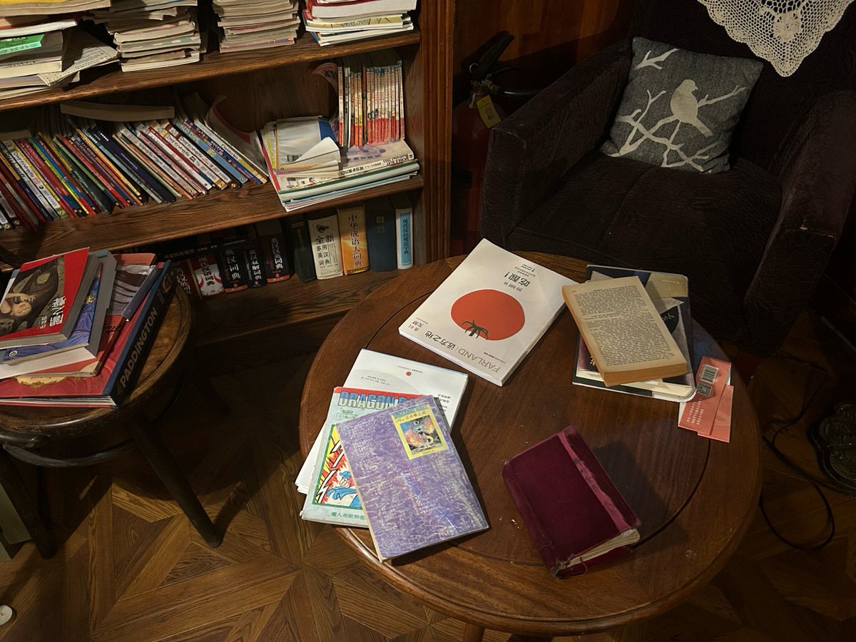 iamroseescobar's tweet photo. Decluttering today! Sorting old books and vinyls to make space for new memories while giving beloved items a second life. What’s your must-keep old thing https://t.co/0RovVBWM58