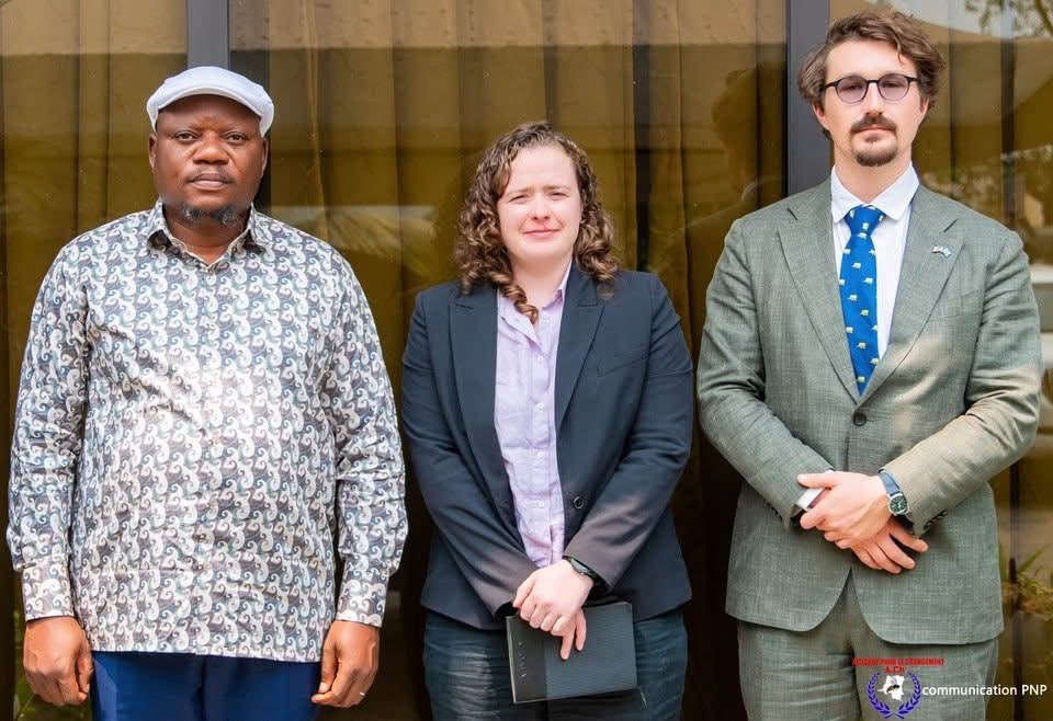 Polycarpesobo10's tweet photo. @kabund_jmkkrock a échangé ce jeudi avec @Robert_Key, diplomate britannique et conseiller politique à l’Ambassade du Royaume-Uni à Kinshasa. Au menu : situation politique et sécuritaire de la RDC, défis nationaux et pistes pour consolider la paix, la stabilité et la prospérité. https://t.co/aGf3gqlPkr