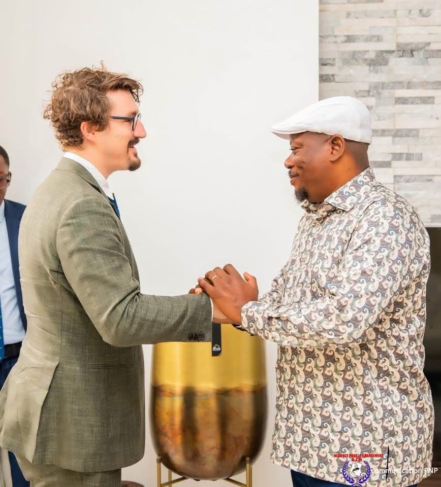 Polycarpesobo10's tweet photo. @kabund_jmkkrock a échangé ce jeudi avec @Robert_Key, diplomate britannique et conseiller politique à l’Ambassade du Royaume-Uni à Kinshasa. Au menu : situation politique et sécuritaire de la RDC, défis nationaux et pistes pour consolider la paix, la stabilité et la prospérité. https://t.co/aGf3gqlPkr