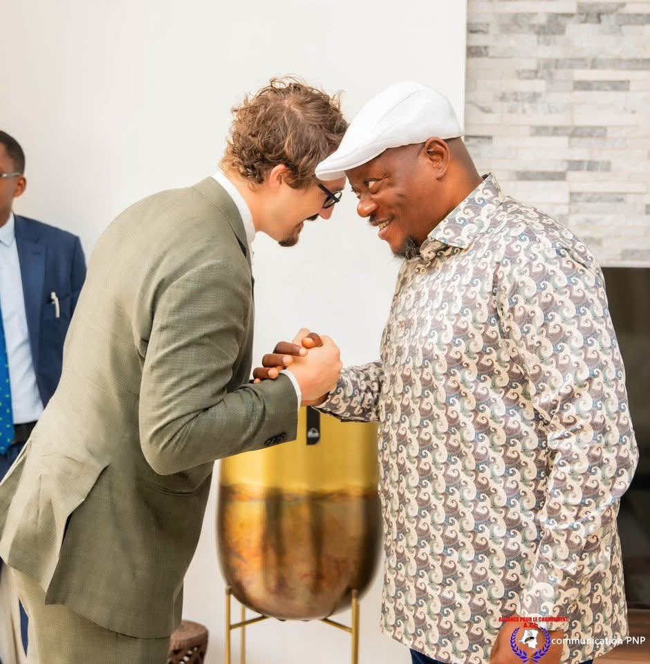 Polycarpesobo10's tweet photo. @kabund_jmkkrock a échangé ce jeudi avec @Robert_Key, diplomate britannique et conseiller politique à l’Ambassade du Royaume-Uni à Kinshasa. Au menu : situation politique et sécuritaire de la RDC, défis nationaux et pistes pour consolider la paix, la stabilité et la prospérité. https://t.co/aGf3gqlPkr
