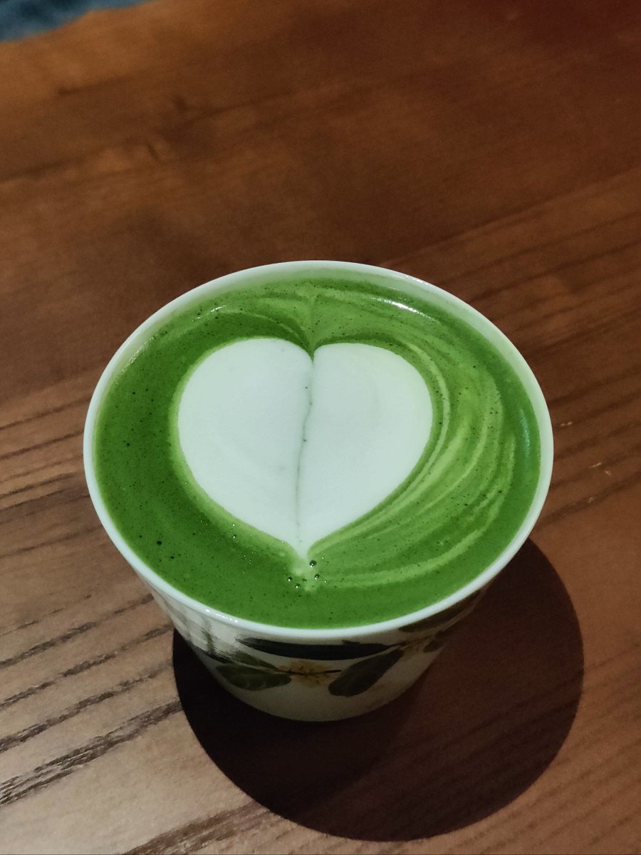 PBunmatan's tweet photo. Whip up a 5-min iced matcha latte: mix 1 tsp matcha powder + 2 tbsp hot water, stir to dissolve, add cold oat milk u0026 ice. So creamy! https://t.co/h9YRSVGgu5