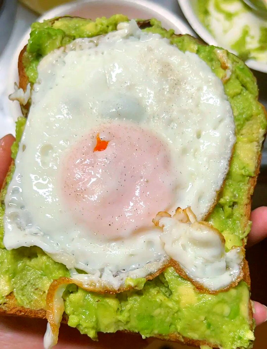 jonthanjohnson's tweet photo. Just nailed a 5-minute avocado toast with a runny yolk egg for breakfast—game changer for lazy mornings!， https://t.co/KbvfTVQ7Y9