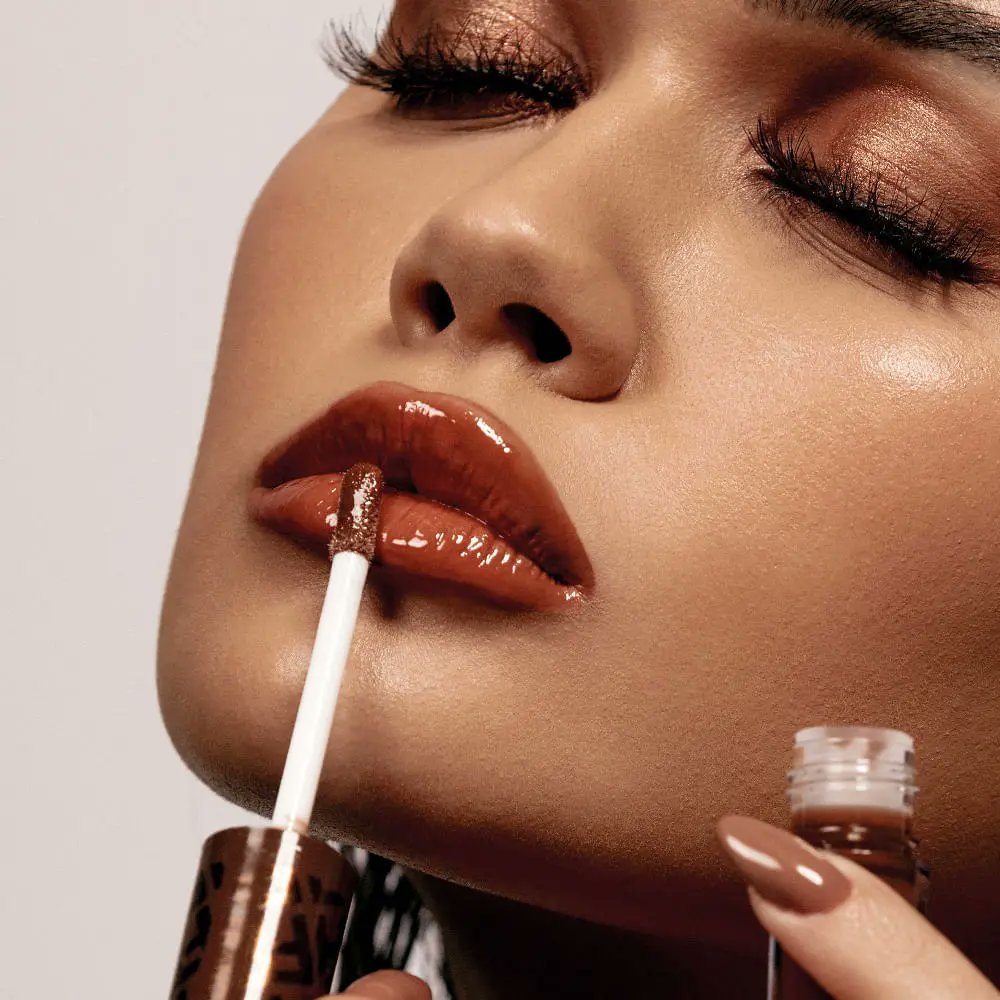yongjee87's tweet photo. 🍫💋 O gloss marrom que deixa a make muito mais sofisticada!

O Chocochilli Gloss Fran By Franciny Ehlke combina tom chocolate, brilho intenso e ácido hialurônico..

🛒 Confira: https://t.co/2BpSNgXZeT
#GlossChocochilli #FranByFrancinyEhlke #GlossLabial #Maquiagem #Makeup https://t.co/of60XmOWyK