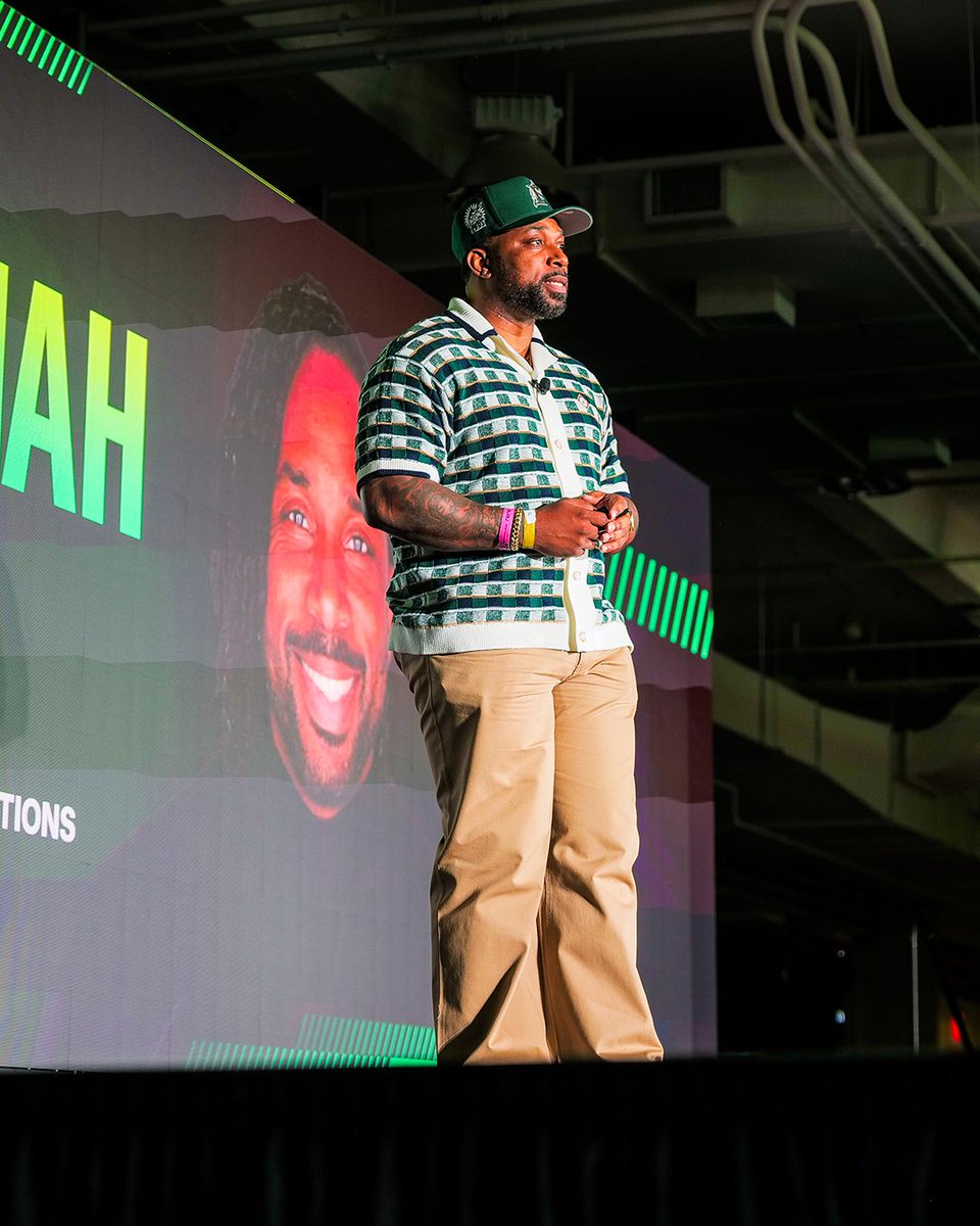 ReactionAV's tweet photo. The South's most electric tech conference general session mainstage was comprised of a 32' LED wall, rear projected side screens, 75" monitors behind columns, SRX line arrays, 24 moving lights, 30+ uplights, and drape.🎙️✨
#RenderATL #AV #EventProduction #StageDesign https://t.co/hX1huCW3yb