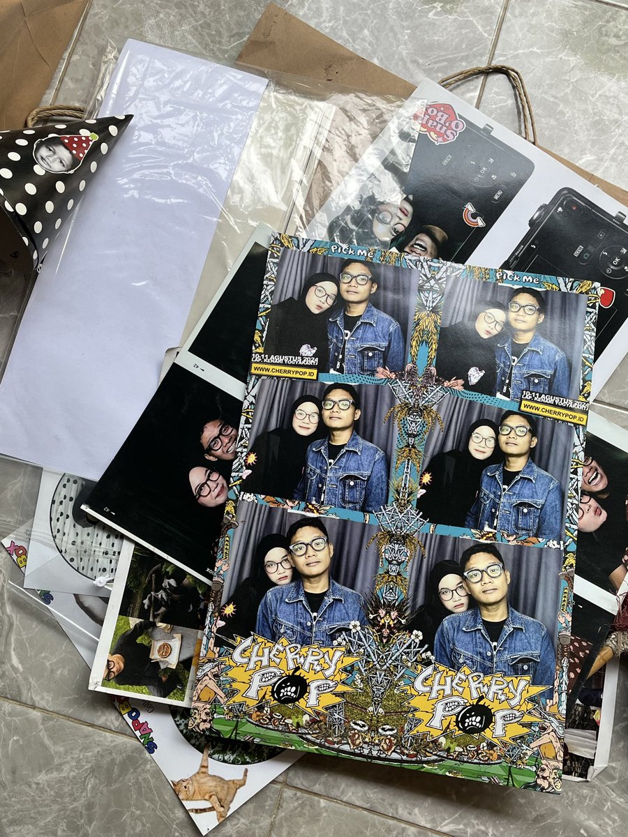 andieeeennnn's tweet photo. beberes kamar:
bunga selama 2,5th pacaran
segepok photobox, stiker, tiket konser
poster photobox jumbo 
sampah wanita https://t.co/mzuWzZGsAF