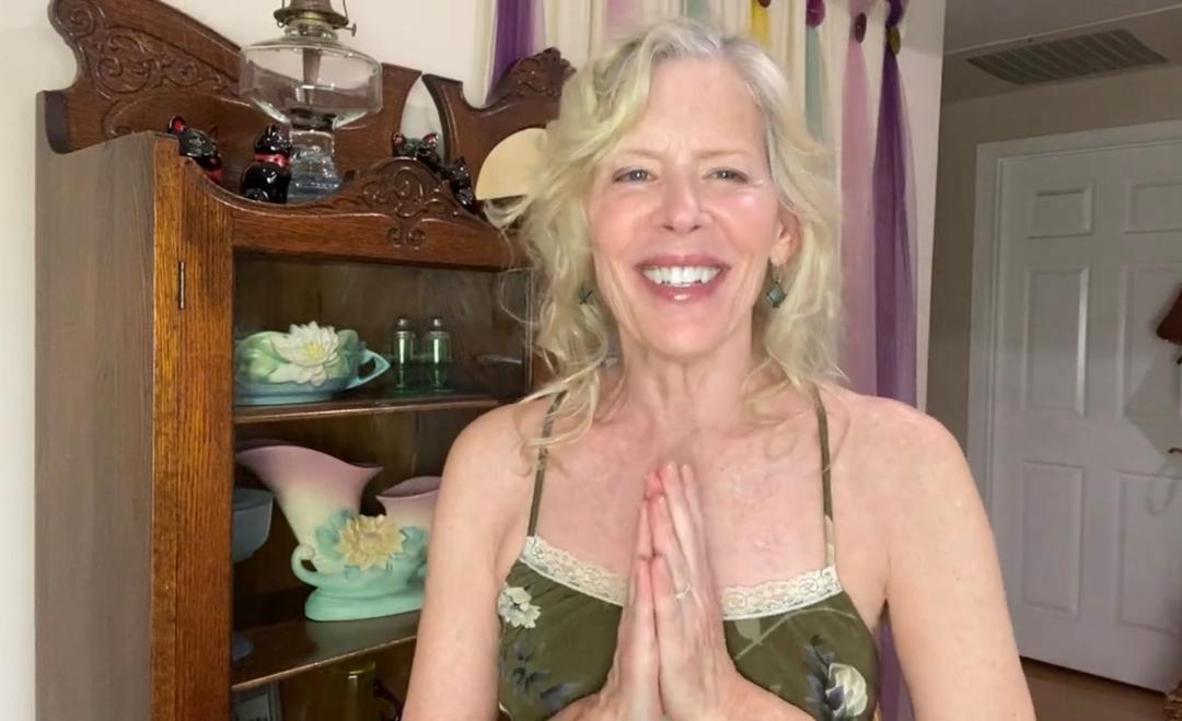 forgrace's tweet photo. Brand new video from #Women In #Pain Nation HQ! Have at it! WIPN leader Cynthia Toussaint is in the midst of an epic flare - and has turned to her gut to find a way out https://t.co/3vyiqioRnm #chronicpain #bodywisdom #bodymind #movement https://t.co/ifb3sI5fmE