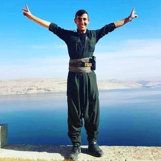 Siya___dare's tweet photo. APOculuk nedir sorusunu herkes sorar. Ve herkesin bu konuda vardır bir cevabı. Her zamanki gibi asli özneye cevap hakkı tanınmaz.
Ama Apoculuk, dünyanın herhangi bir yerinde tek başına kaldığında bile kendini bir ordu gibi hissetmektir. Herkes bitti dediğinde başlıyoruz demektir. https://t.co/u60xU9MBpk