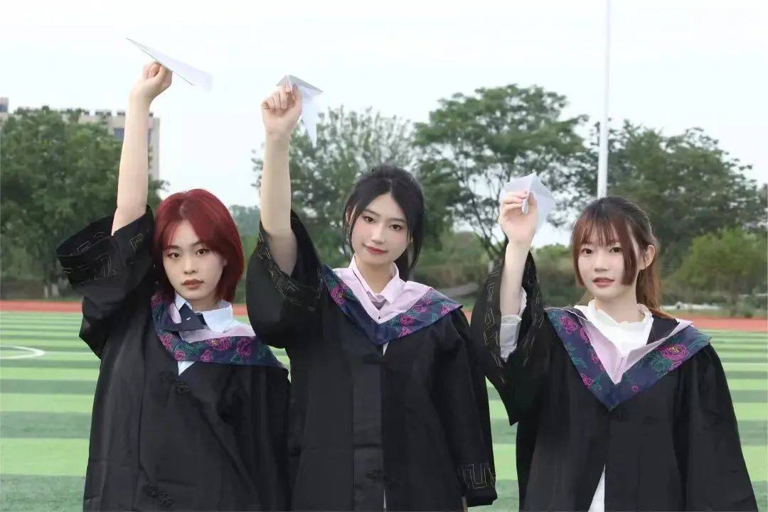 EsmalW's tweet photo. As the tassel moves from right to left, our college years fade to perfect highlights. Off to new chapters with hoodies, memories, and endless gratitude. 2024 grads https://t.co/x1JHQth3Zn