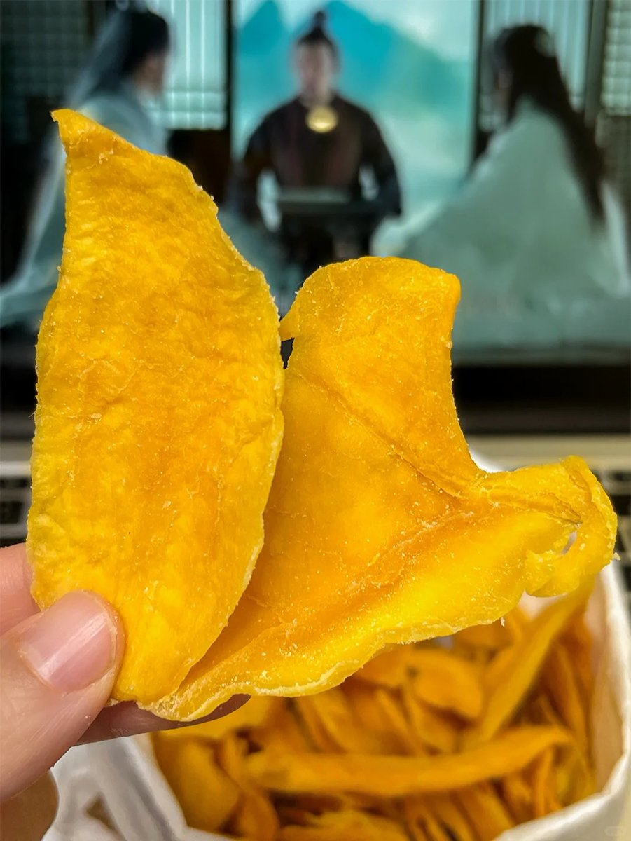 Aminnnhalim's tweet photo. Just shared a bag of crispy mango drieds with my desk buddy  Work grind just got 10x better—little snacks = big mood boost! Who’s got their go-to midday snack https://t.co/bcQ7m425B9