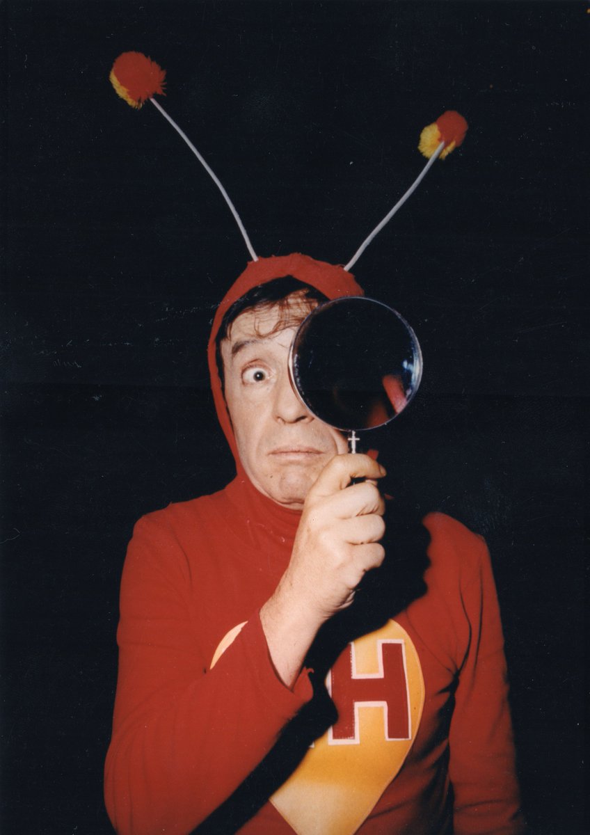 ArqChespirito's tweet photo. Nesse dia, há 42 anos, o Chapolin Colorado chegava ao Brasil.

O seriado estreou no programa "TV Powww!", sob apresentação de Paulo Barboza, no SBT, inicialmente intitulado "O Polegar Vermelho". https://t.co/dib5nKazcl