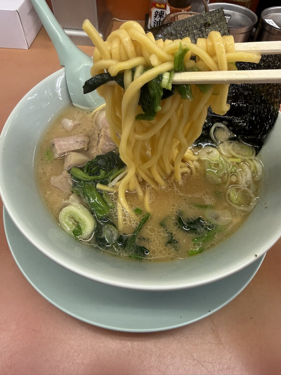 massasa5's tweet photo. 今日は一日中飲んでました。
シメはいつものように山岡家。
醤油ラーメンにクーポン使ってコロチャーシューと餃子付けさせていただきました。
これで690円とか今どきヤバい。
ご馳走様でした😋 https://t.co/5KInGXIe7N