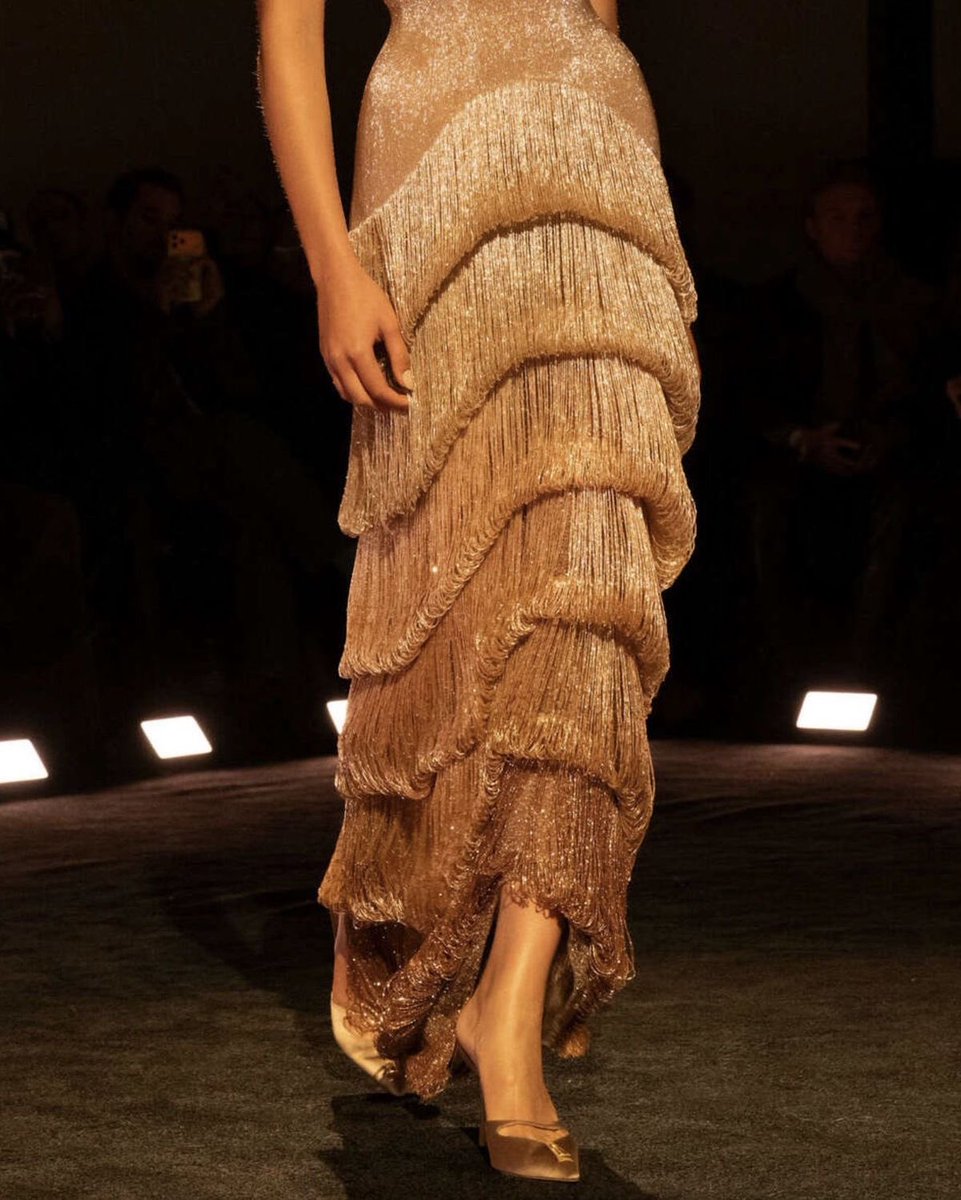 Eveboards's tweet photo. This Schiaparelli dress is mind blowing https://t.co/gbWzj2JKsK