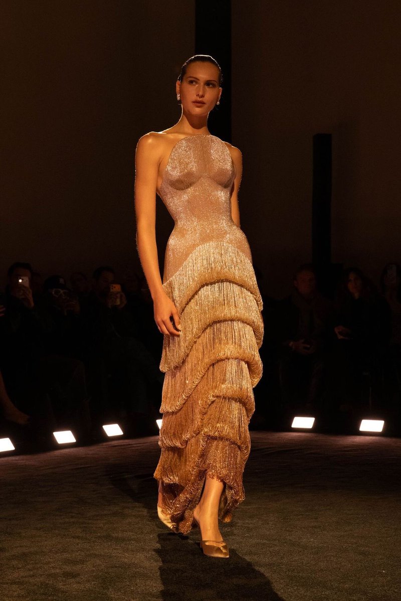 Eveboards's tweet photo. This Schiaparelli dress is mind blowing https://t.co/gbWzj2JKsK