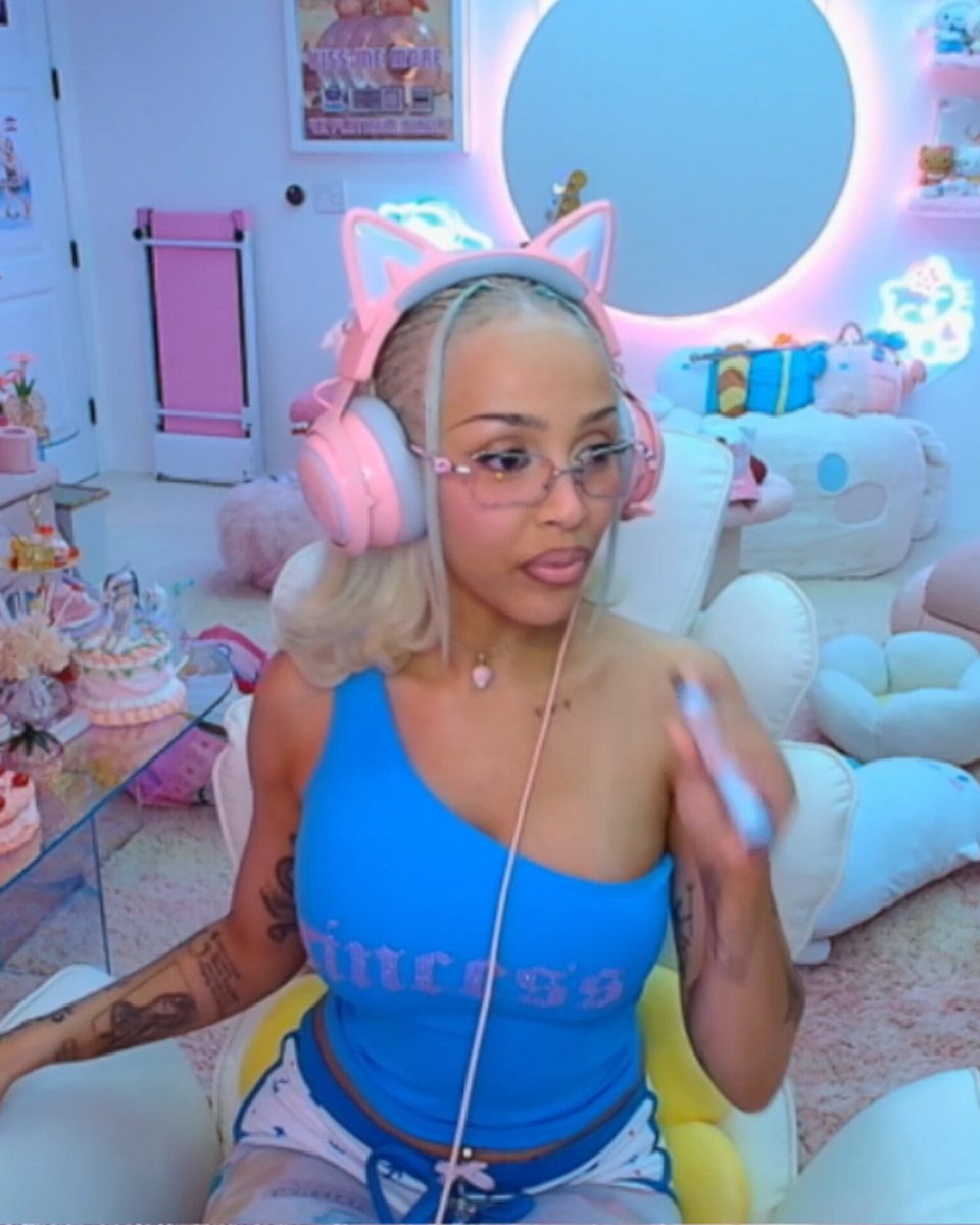infodoja's tweet photo. Doja Cat deixa claro que aprecia o apoio dos fãs, mas não acredita que seja necessário convencer todo mundo a gostar dela:

“Eu aprecio o apoio, é claro que sim. Mas acho que existem coisas mais importantes para fazer com o seu tempo do que me defender no Twitter. Se é algo que você quer fazer, tudo bem. Só não acho que isso realmente mude alguma coisa. Você não vai convencer alguém a gostar de mim. As pessoas terão a própria opinião, e tudo bem.”