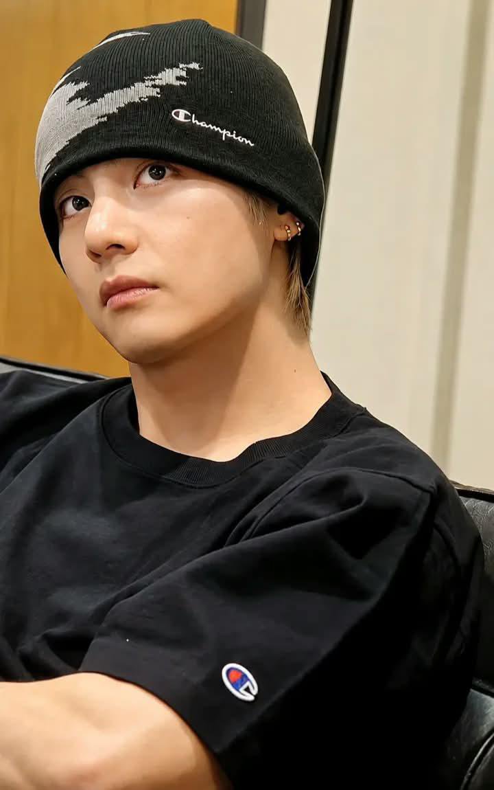 BTS___KTHV_95's tweet photo. Kim Taehyung’s latest update feels incredibly emotional. His quiet expression and deep, thoughtful gaze speak louder than words https://t.co/wjZRMlNL8K