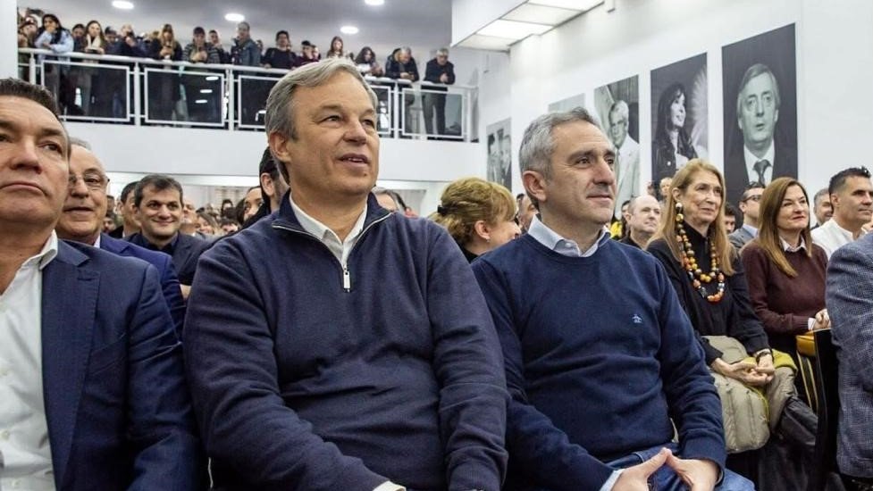 CascallaresPJ's tweet photo. ✌️🇦🇷 Esta mañana acompañamos a @Kicillofok, @magariovero, @PereyraJulio y @Julio_Alak en la apertura del Seminario "Peronismo por Peronistas", organizado por las compañeras y los compañeros del Frente Nacional Peronista.

Saludamos este tipo de iniciativas que promueven el debate y la participación que son herramientas muy importante para seguir construyendo un proyecto para todos los argentinos.