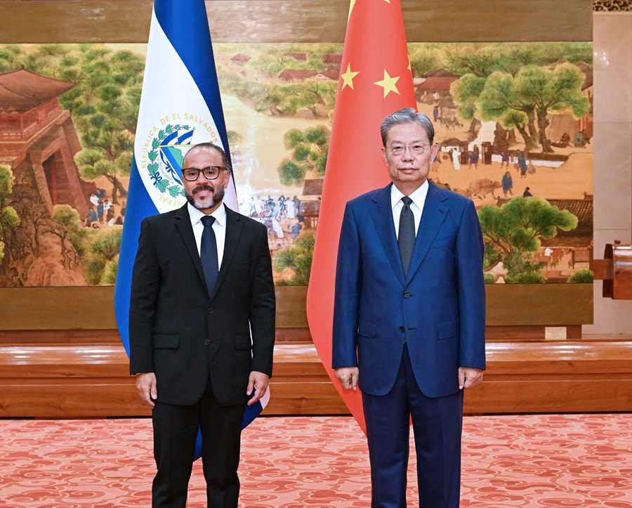 EmbajadaChinaSV's tweet photo. El día 20 de agosto, el Sr. Zhao Leji, presidente del Comité Permanente de la Asamblea Popular Nacional de China, sostuvo una reunión con el diputado Ernesto Castro, presidente de la Asamblea Legislativa de El Salvador, en el Gran Salón del Pueblo en Beijing. @ECastroES https://t.co/FUTvB31qgZ