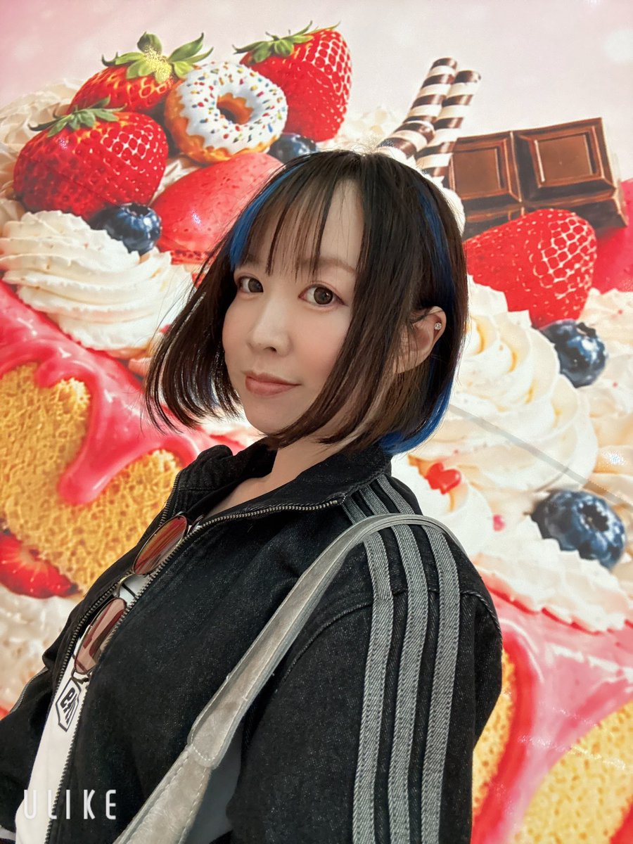 GWml5's tweet photo. 客とまいもん寿司行ってきた🍣
待ち合わせ時間まで英語の勉強の中で日本語調べてるの笑うw
芋羊羹ってより、芋でしかなかった🍠 https://t.co/xAsp4lbQE1
