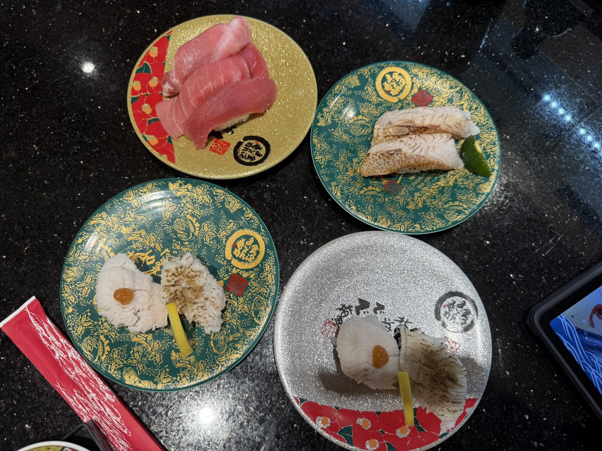 GWml5's tweet photo. 客とまいもん寿司行ってきた🍣
待ち合わせ時間まで英語の勉強の中で日本語調べてるの笑うw
芋羊羹ってより、芋でしかなかった🍠 https://t.co/xAsp4lbQE1