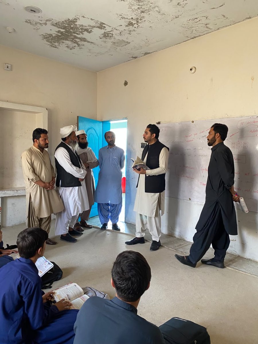 Justtust's tweet photo. DC Killa Saifullah visited Allama Iqbal Public High School and reviewed classrooms, educational and administrative affairs, and available facilities. He directed the school administration to improve educational standards, attendance, and the overall learning environment. https://t.co/qoBDrHo5g0