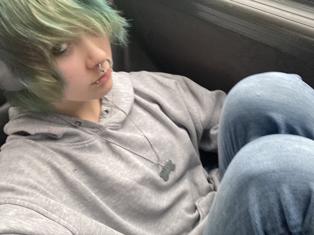 morbidlymutt's tweet photo. hair so green now https://t.co/YCadmbp1Gr